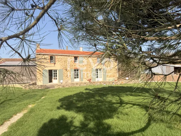 Superbe vue campagne pour cette longère en pierres rénovée