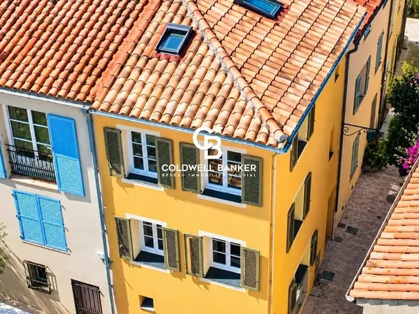 SAINT-TROPEZ - AUTHENTIQUE MAISON DE VILLAGE AVEC VUE MER