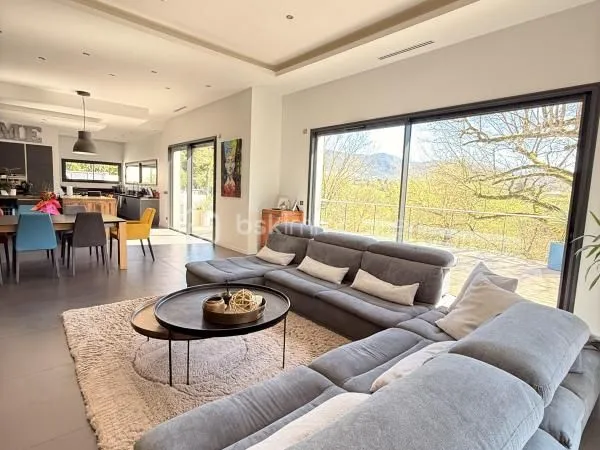 Villa 7 pièces 263 m²