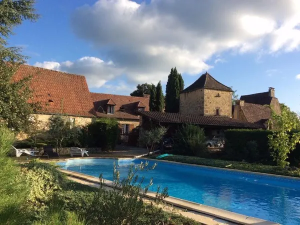 Bel ensemble ancien de deux maisons avec piscine dans un lieu privilégié