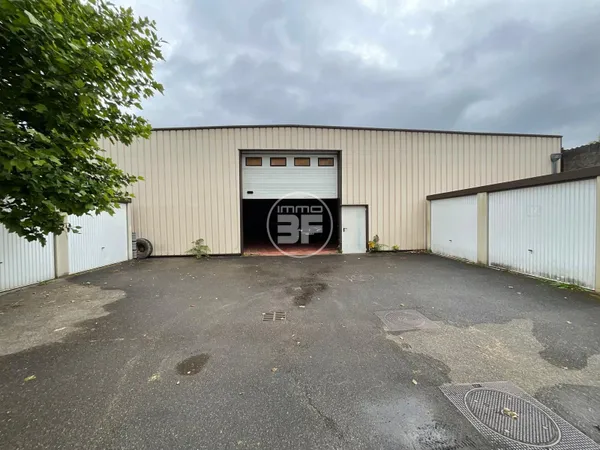 À LOUER - ENTREPÔT / LOCAL DE STOCKAGE - 300 m²