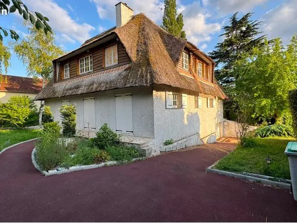 Propriété de caractère avec piscine et terrain constructible - 1 676 m²