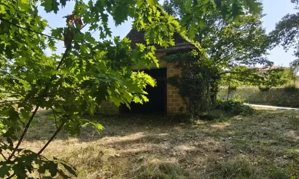 Grange à transformer en habitation avec prairie et forêt de 2 hectares 700