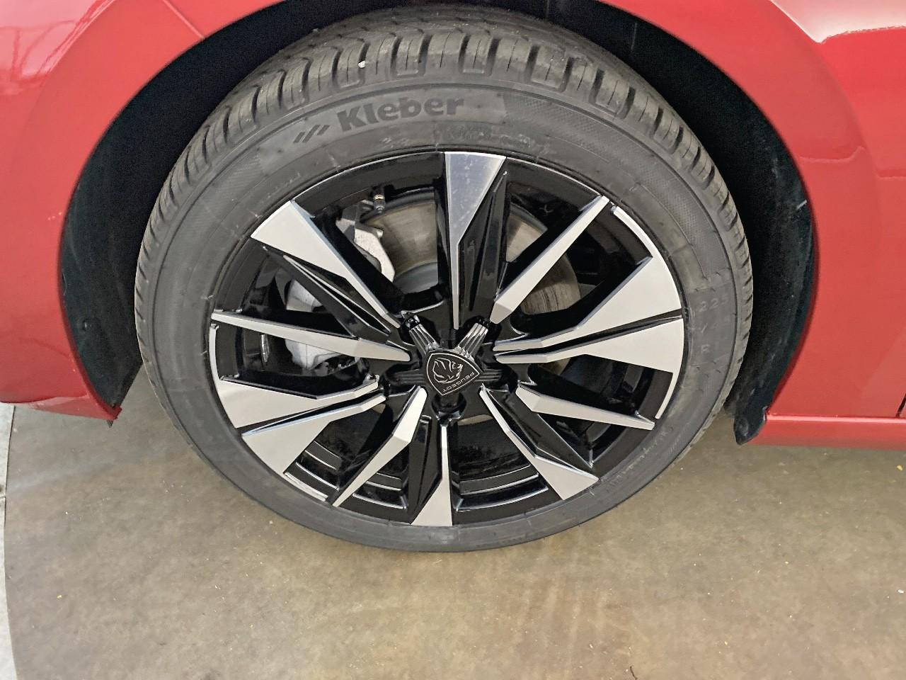 Peugeot 308 hybrid 145 e-dcs6 allure — photo 11