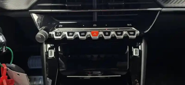 Peugeot 2008 hybrid 145 e-dcs6 — photo 63
