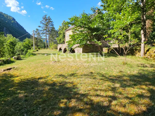 Propriété d'exception dans les Gorges du Tarn ? 900 m de rive privée, 8,9 hectares et 2 habitations