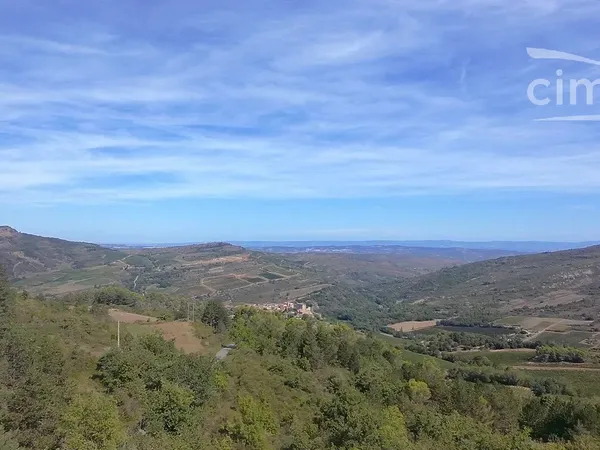 À vendre, terrain boisé de 16 ha avec source et un autre de 7 ha avec une cabane en pierre.