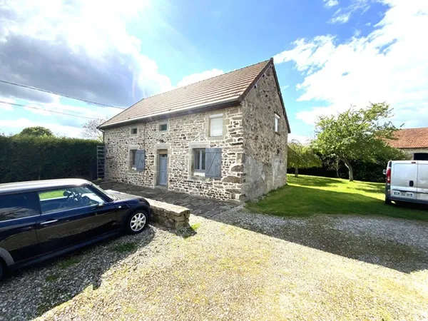 AUXY - Maison de village de 139 m² hab. (3 chambres) avec double garage et dépendance.
