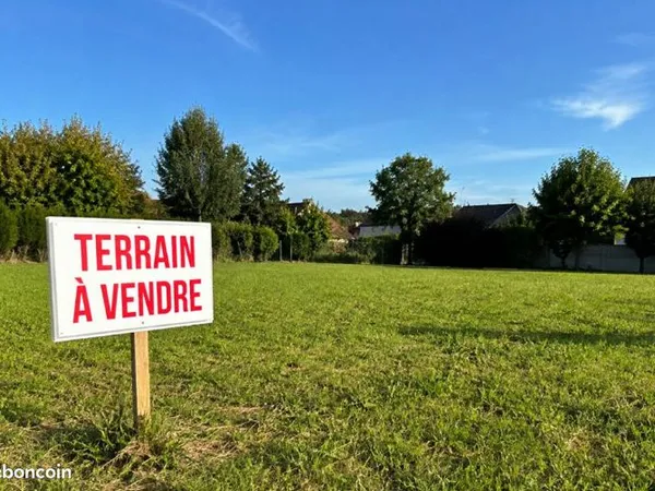 Terrain plat 800m2, 90m2 emprise au sol . 9m de hauteur R+1+ combles
