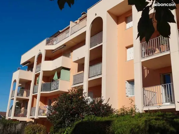 Particulier vend appartement T3, (72 m²) 3ème étage avec ascenseur dans immeuble calme de 4 étages. 