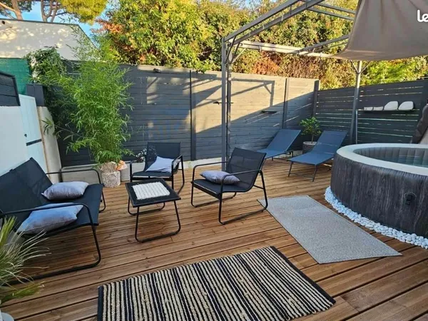 Maison/appartement rénovée + dépendance avec espace nuit, jardin & 3 places de parking