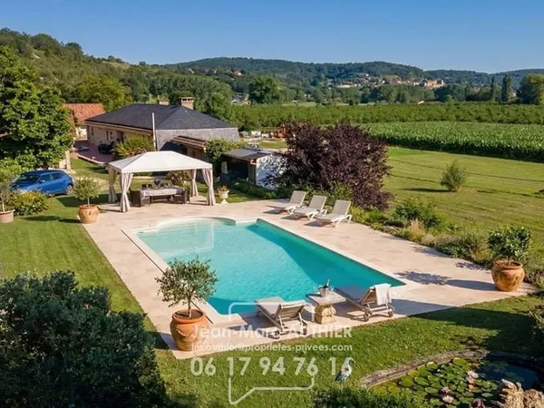 Maison atypique de 228 m2 4 chambres jardin piscine proche commerces