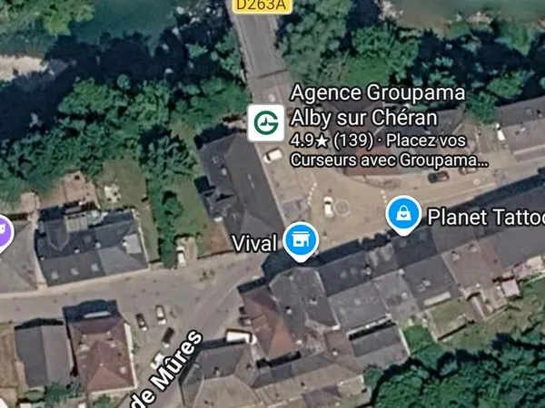 Grand T5 +studio+entrepôt dans maison de ville
