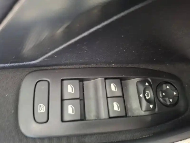 Peugeot 2008 1.2 puretech 110ch s&amp;s bvm5 — photo 38