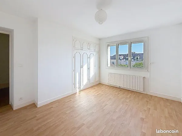 Maison avec jardin, terrasse et place de stationnement
