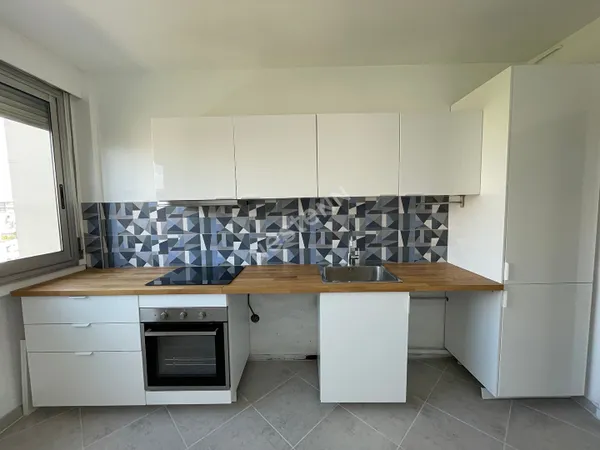 Appartement non meublé de 75m2, 2 chambres, stationnement, balcon, lyon 8