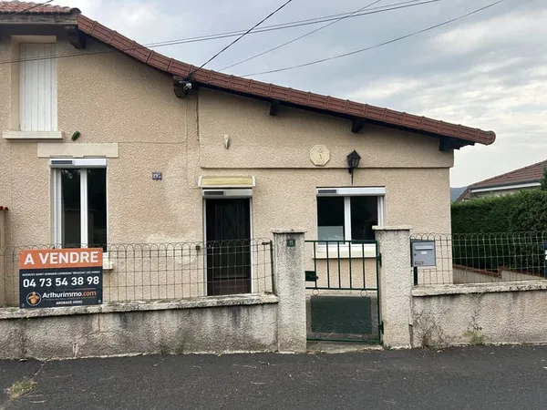 ? PLAIN-PIED, EXTÉRIEUR ET BEAU POTENTIEL SUR LES HAUTEURS DE LA COMBELLE !
