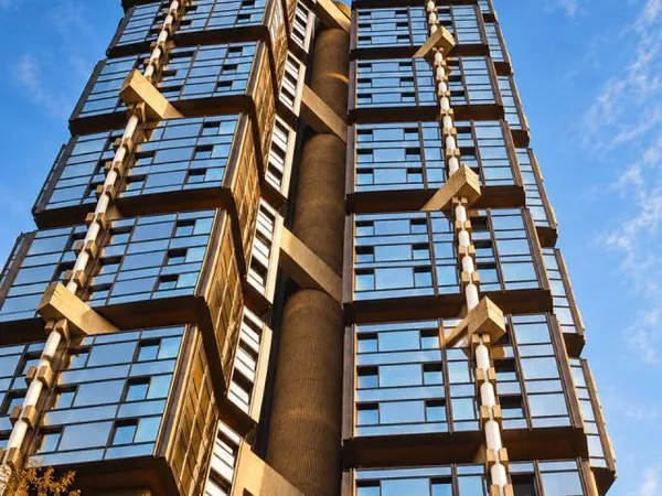 Appartement de 48.1m² triples balcons/expositions, une chambre , une cuisine + box. Tour Totem 75015