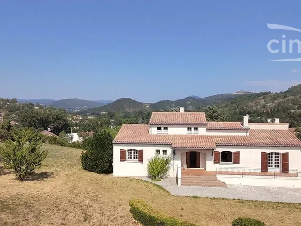 A vendre une villa de 216m² avec annexes et grand garage sur une parcelle de 9755m²