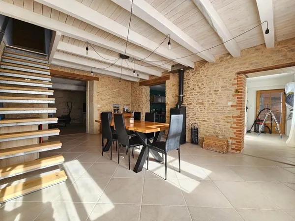 Maison ancienne entièrement rénovée, prête à vivre.