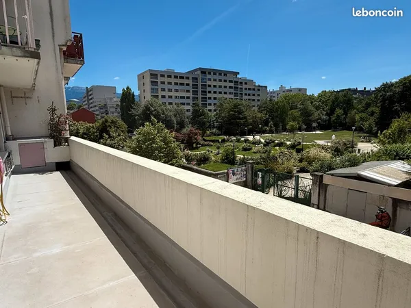 À louer - T4 rénové de 81 m² avec terrasse de 15 m² face au parc - Grenoble 3 chambres • Crèche, éco