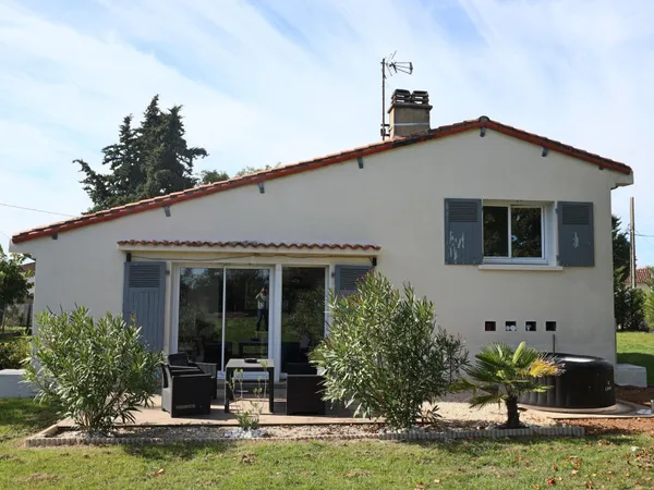 Maison 2 chambres avec garage et atelier sur terrain de 1700m2