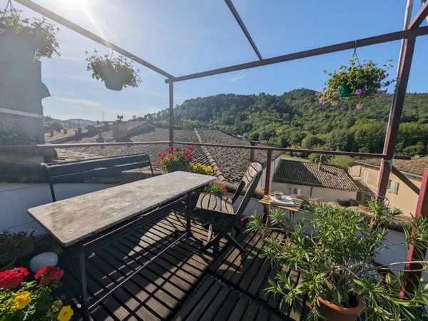 A VENDRE- Bien ATYPIQUE au coeur du village de Lasalle