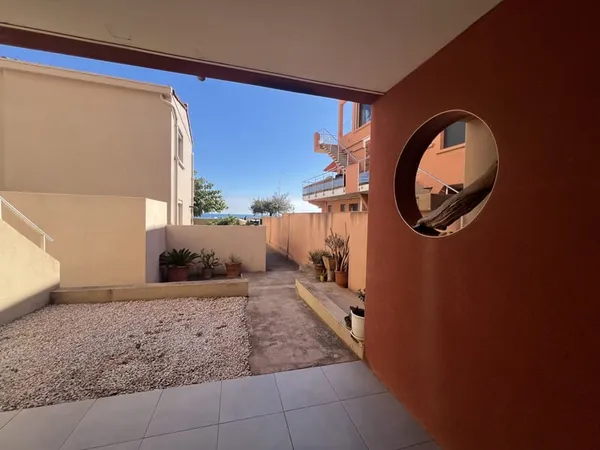 APPARTEMENT REZ-DE-JARDIN VUE SUR MER