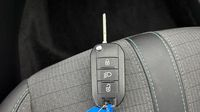 Peugeot 2008 1.2 PureTech 100ch S&S Allure — photo 16