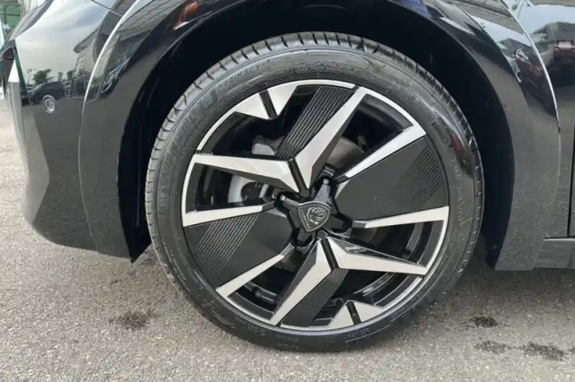Peugeot 208 hybrid 110 e-dcs6 — photo 28