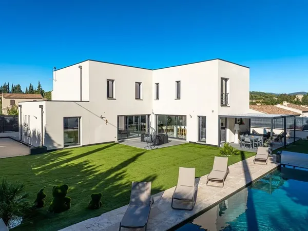 Vaison-La-Romaine — L'Élégance Contemporaine En Provence