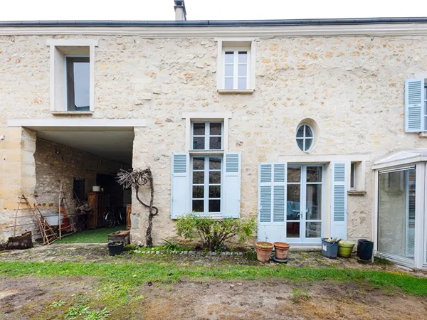 Propriété entièrement rénovée au coeur du village