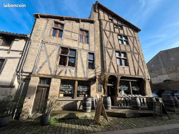 Bâtisse médiévale du XVeme siècle avec local commercial