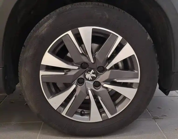 Peugeot 2008 1.2 puretech 110ch s&amp;s eat6 — photo 12