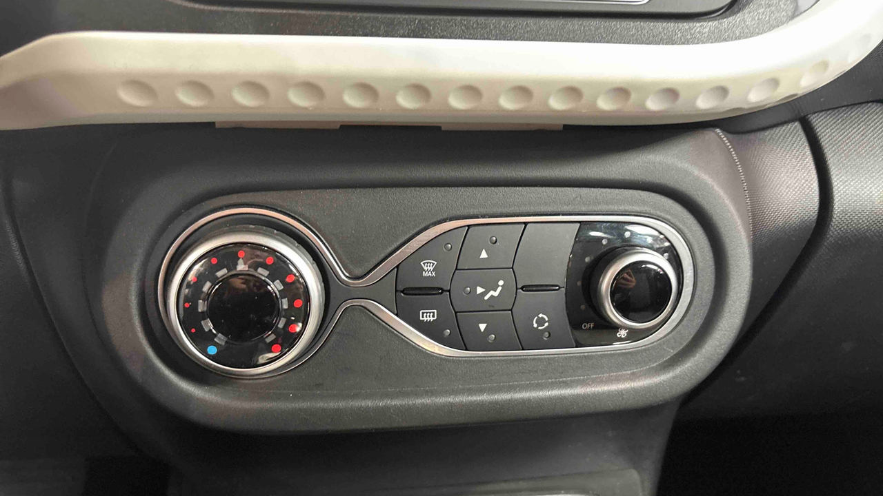 Renault Twingo III E-Tech — photo 18
