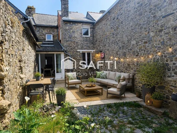 Maison en pierre avec terrasse, jardin et vue dégagée