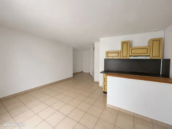 Appartement T1 situé au 2ème étage, à Beaumes de Venise. Ce bien immobilier offre une surface habita