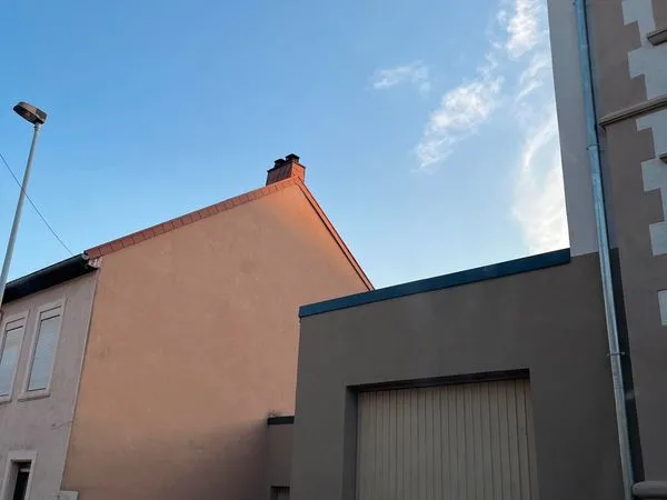 Grand garage 34 m² avec électricité et rangements