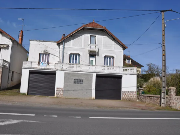 Belle maison des années 30, avec 5 chambres, deux grands gar