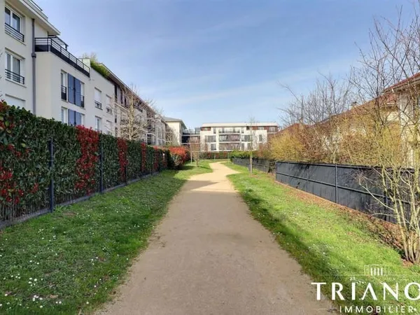 VILLEPREUX - T2 - DERNIER ÉTAGE - BALCON - PARKING