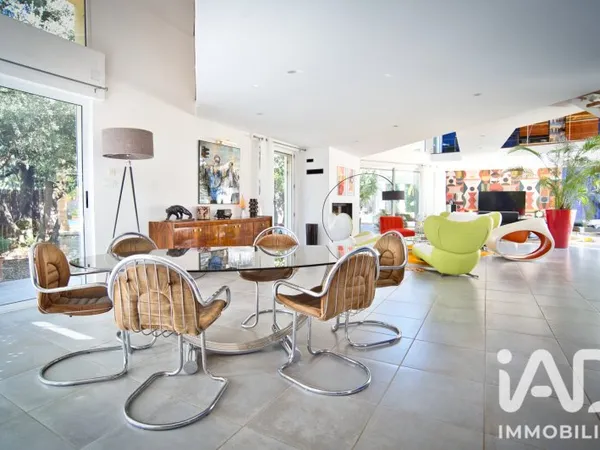 Maison 9 pièces 325 m²