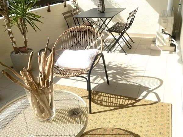 Quartier du Golf, magnifique T2, rénové terrasse 15 m², piscine, parking privé non nominatif