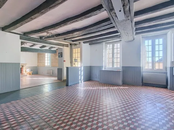 Ancienne crêperie avec logement et jardin à 5 km de Baugé