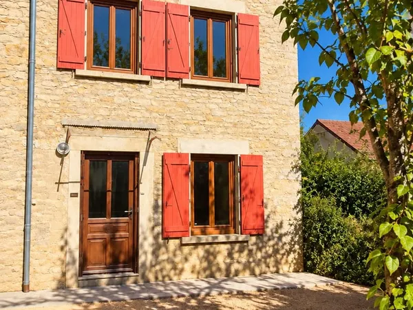 MAISON DE VILLAGE EN PIERRE, AVEC COUR ET STATIONNEMENT.