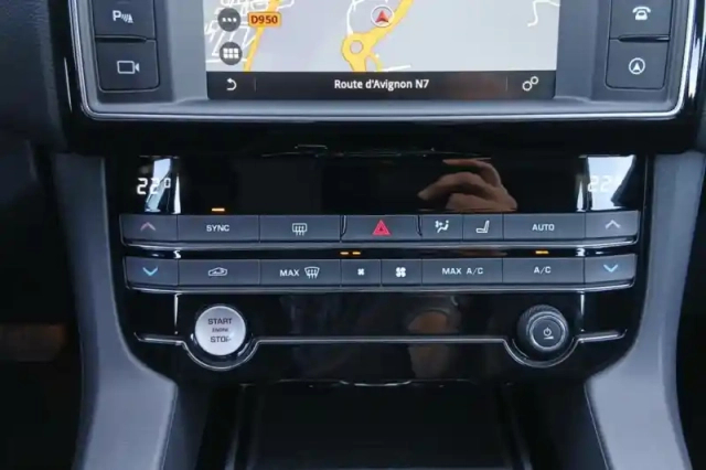 Jaguar F-Pace 2.0 d - 180 ch awd bva8 — photo 23
