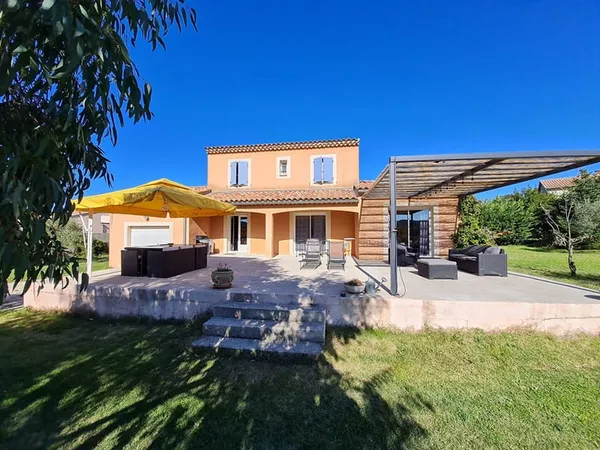 Belle maison provençale avec piscine sur 2100 M² de terrain