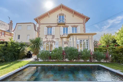 Maison 12 pièces 307 m²
