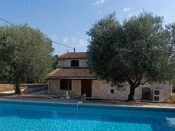 Maison de caractère d'environ 169 m2 avec piscine