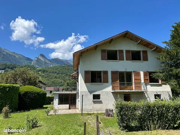Maison 145 m² (240 m² au sol) - 3 garages - Terrain 755 m²