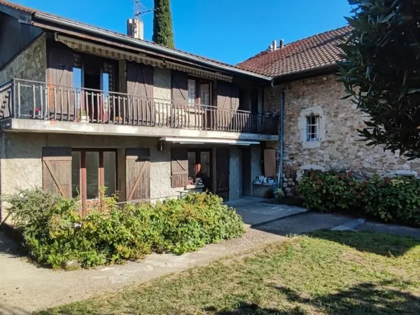 Rez de jardin dans maison de village